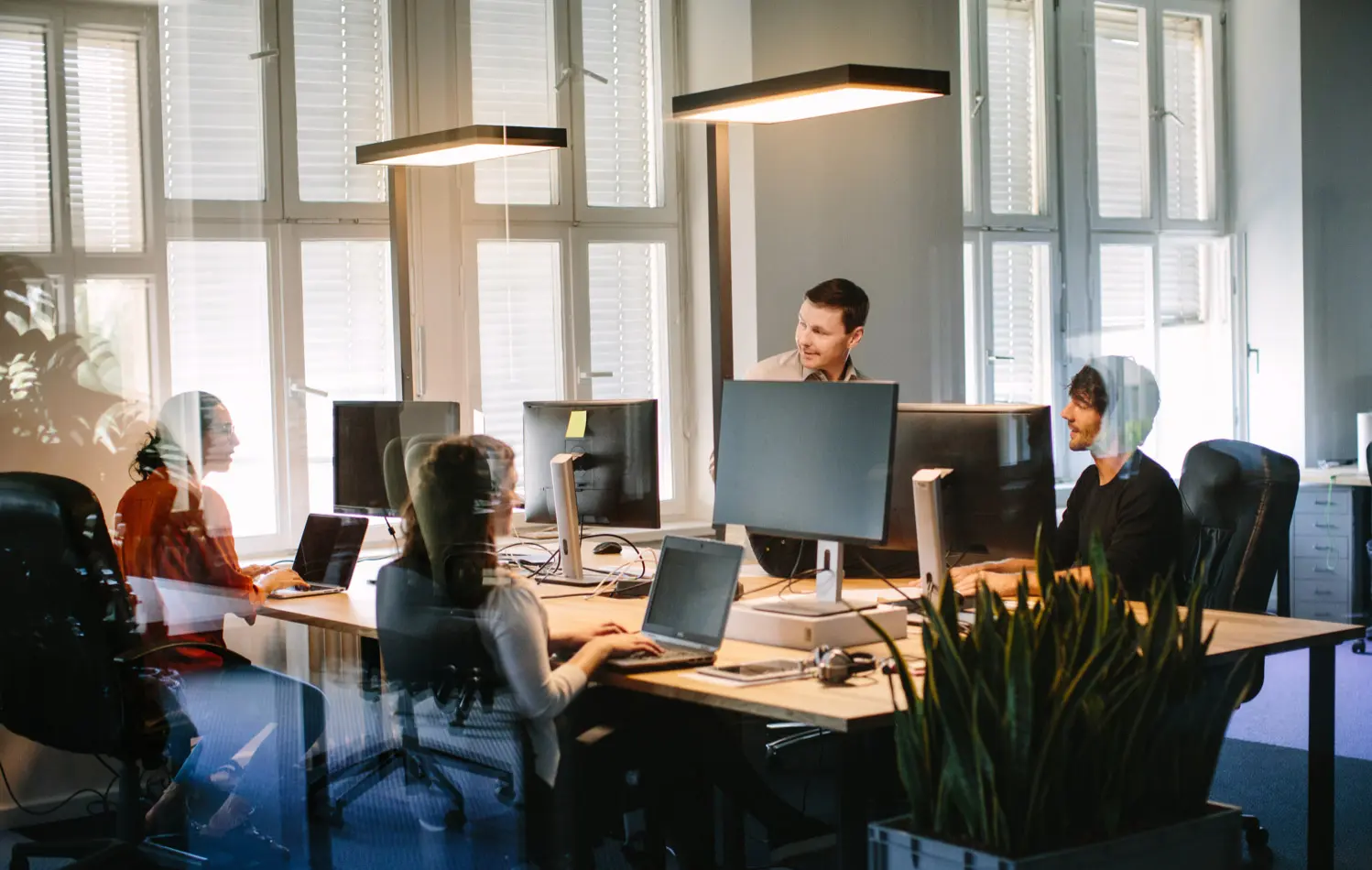 Equipo trabajando en soluciones digitales para pymes en oficina moderna