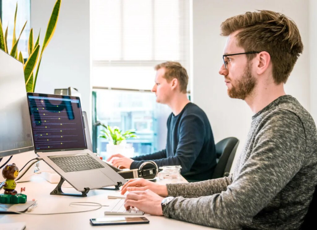 Consultores digitales ayudando a pymes con el Kit Digital en España